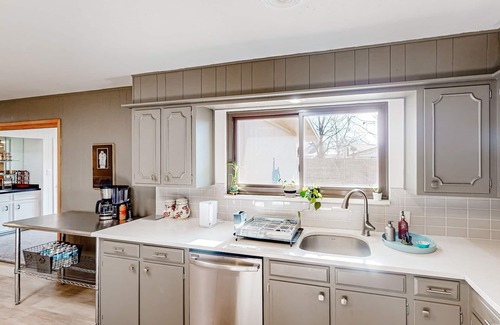 Lubbock Casa | Melonie Park dog-friendly home near Texas Tech with yard, grill, jetted tub, AC