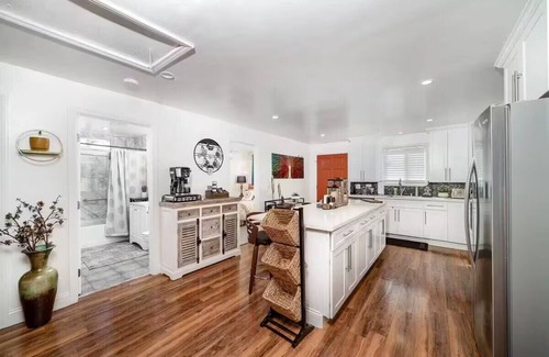 Vista Casa | Melrose 2 BR w/ large kitchen + fireplace + patio