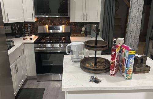 Vista Casa | Melrose 2BR. 6 beds. Pet-Friendly. Patio+Fireplace