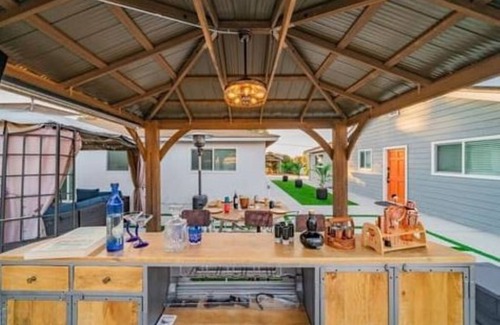 Vista Casa | Melrose 2BR. 6 beds. Pet-Friendly. Patio+Fireplace