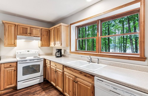 Dawsonville Casa | Melt away stress in the bubbling hot tub, or enjoy the tranquility of the lake.