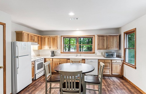 Dawsonville Casa | Melt away stress in the bubbling hot tub, or enjoy the tranquility of the lake.