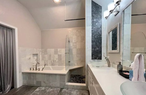 Edmond Casa | MeMe's B&B in the Forest- Pool and Spa!