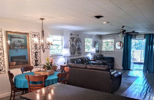 New London Casa | Cielo azul en el lago Badin