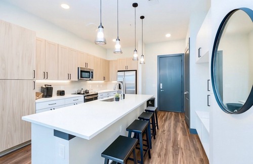 North Burnet Apartamento | Memory Foam King Bed+Pool+Gym+Downtown Austin+Domain+Q2Stadium+FreeParking