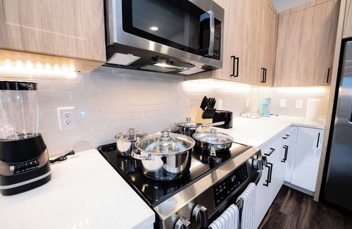 North Burnet Apartamento | Memory Foam King Bed+Pool+Gym+Downtown Austin+Domain+Q2Stadium+FreeParking