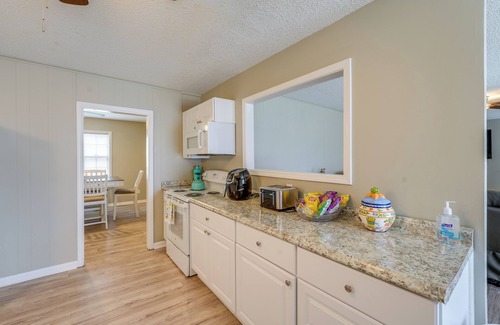 Whitehaven Cabaña | Memphis Vacation Rental - Walk to Graceland!
