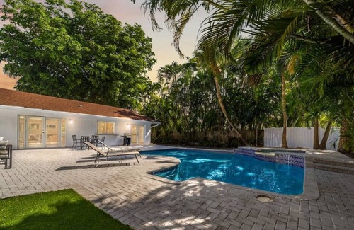 Ojus Casa | Menachem 20270 NE 25th Ave · Miami Pool House Near Aventura - Well Located!
