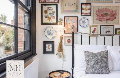 York Casa | Menagerie House Luxury 3-Bedroom Cottage with Walk Score 98 in Central York