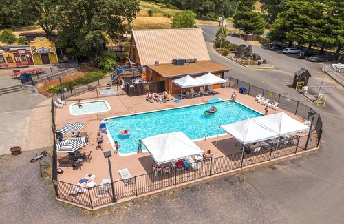 Willits Cabina | Mendocino Redwoods RV Resort