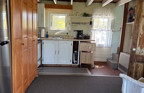 Chilmark Cabaña | Menemsha Village - Davis Cottage