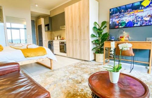 Menlyn Apartamento | Menlyn Maine Residences - Napoli with king sized bed