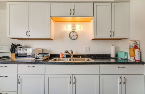 Menomonee Falls Condominio | Menomonee Falls Condo 12 Mi to Lake Michigan!