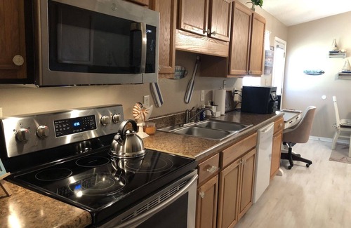 Florida Panhandle Casa | Mental Health Getaway W/Large Private Backyard & Hot Springs 7-Seater Hot Tub!
