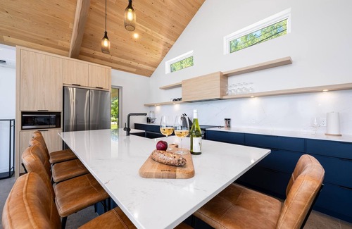 Petite-Riviere-Saint-Francois Chalet De Esquí | Mer et Mont 1223: Spa & River Views Near Le Massif