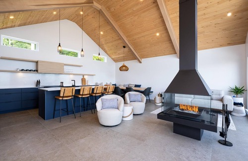 Petite-Riviere-Saint-Francois Chalet De Esquí | Mer et Mont 1223: Spa & River Views Near Le Massif