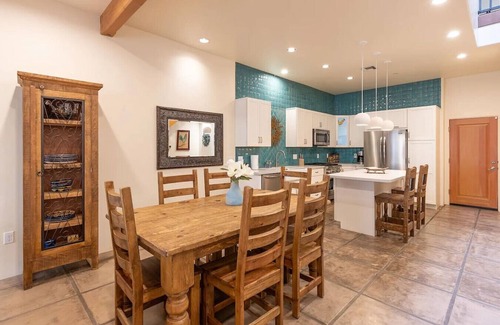 Menlo Park Casa | Mercado San Agustin | 2 BR 2.5 BA | Garage | Patio