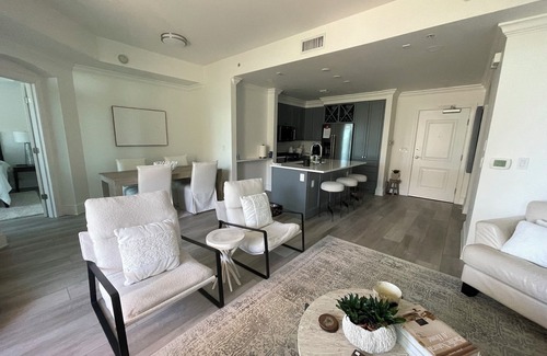 North Naples Condominio | Mercato - Condominio contemporáneo exclusivo de lujo- RECIENTEMENTE RE-DECORADO