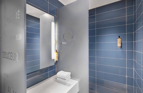 Saint-Vincent-de-Paul Hotel | Mercure Paris gare du Nord la Fayette