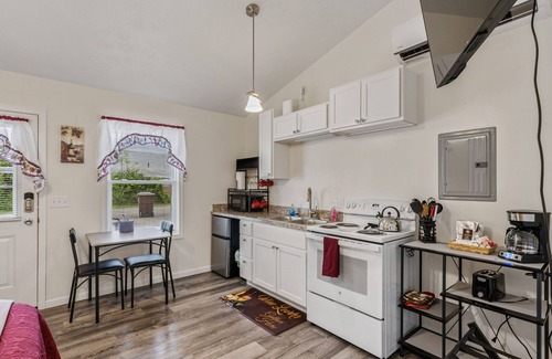 Geneva-on-the-Lake Apartamento | Merlot Cottage - GOTL Strip - Lover's Retreat