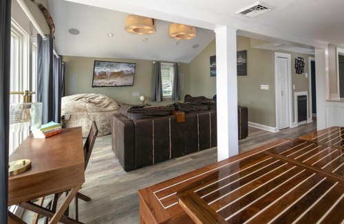 Onset Casa | Mermaid House Bar,Sea-Deck,30' GLASS WALL,HOT TUB, E-BIKE