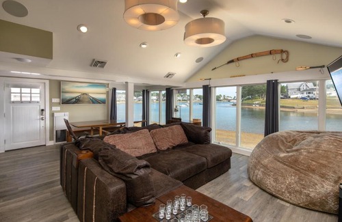 Onset Casa | Mermaid House Bar,Sea-Deck,30' GLASS WALL,HOT TUB, E-BIKE