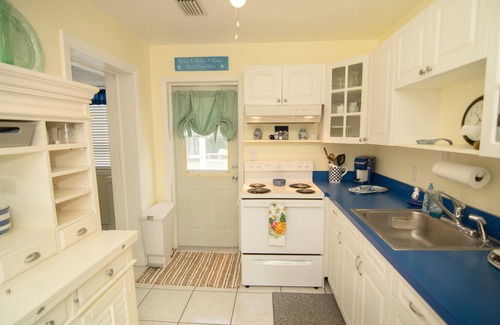 Roberta Heights Casa | Monthly specialsThe Mermaid House - Pet Friendly.HotTub Walk to beach!