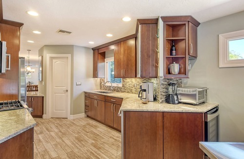 Saint Armands Key Casa | Mermaids Oasis | Private Pool, Hot Tub, & 5 Minute Walk to St. Armands Circle & Lido Key Beach!