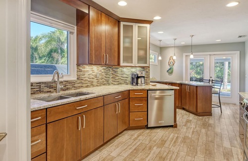 Saint Armands Key Casa | Mermaids Oasis | Private Pool, Hot Tub, & 5 Minute Walk to St. Armands Circle & Lido Key Beach!