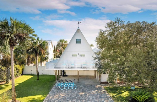 Gulfview Heights Casa | Mermaid’s Retreat - Heated Private Pool, Walk to Beach, Complimentary Bikes!