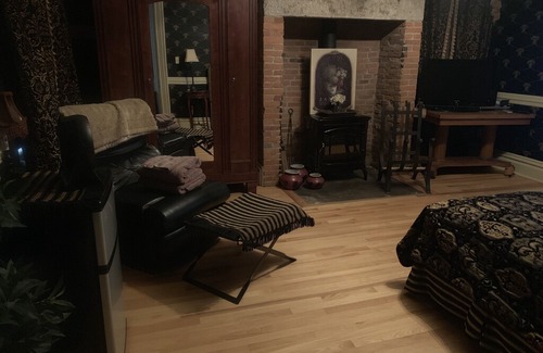 East Dubuque Casa | Merry Mansion - Habitación Garden con chimenea