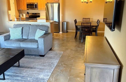 Parkwood Ranch Condominio | Mesa 3 Bedroom Condo with Balcony and Pool Access