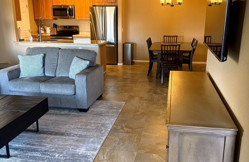 Parkwood Ranch Condominio | Mesa 3 Bedroom Condo with Balcony and Pool Access