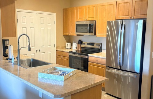 Parkwood Ranch Condominio | Mesa 3 Bedroom Condo with Balcony and Pool Access