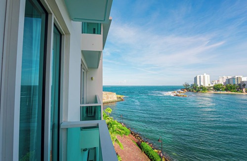 Puerta de Tierra Apartamento | Mesmerizing Ocean View King Bed Near Beaches