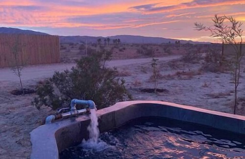 Wonder Valley Casa | Cabaña Mesquite Acogedor y romántico con enorme bañera de granito de aguas termales privadas