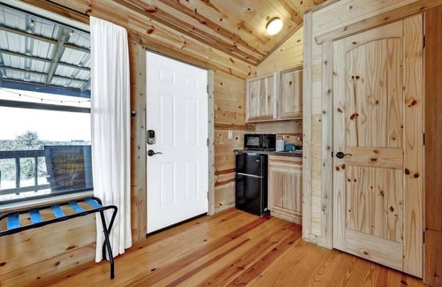 Fredericksburg Cabina | Mesquite Cabin w/Hot Tub & Hill Country Views