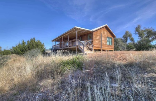 Fredericksburg Cabina | Mesquite Cabin w/Hot Tub & Hill Country Views