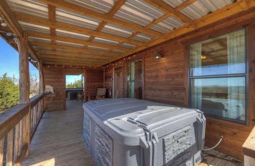 Fredericksburg Cabina | Mesquite Cabin w/Hot Tub & Hill Country Views