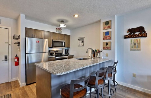 Ludlow Apartamento | Beautiful Okemo Mountain Lodge Condo at Clocktower Base - Ski In / Ski Out