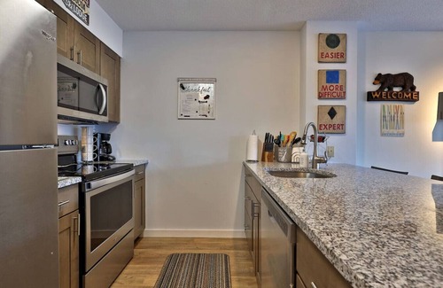 Ludlow Apartamento | Beautiful Okemo Mountain Lodge Condo at Clocktower Base - Ski In / Ski Out