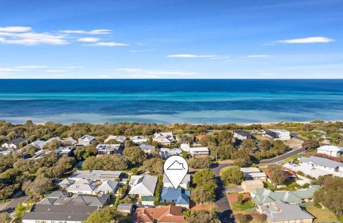 Quindalup Casa | Meters to Beach, Walk to Town!