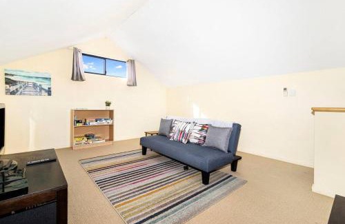 Quindalup Casa | Meters to Beach, Walk to Town!