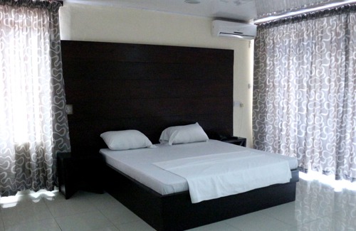 Freetown Cabina | Metro Hotel & Lounge