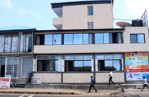 Freetown Cabina | Metro Hotel & Lounge