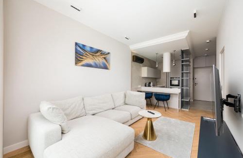 Marymount Apartamento | Metro Słodowiec Deluxe Apartment by BookingHost