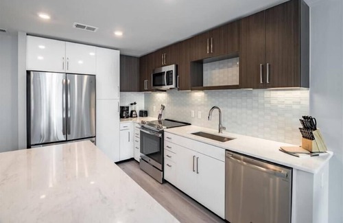 Woodmont Triangle Apartamento | Metro to DC |Rooftop Access & Wifi | Downtown Bethesda | by GLS