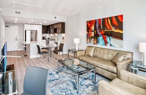 Woodmont Triangle Apartamento | Metro to DC |Rooftop Access & Wifi | Downtown Bethesda | by GLS