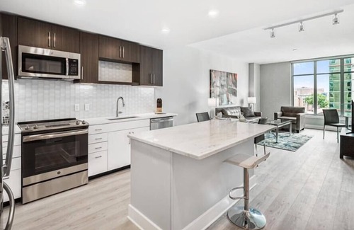 Woodmont Triangle Apartamento | Metro to DC |Rooftop Access & Wifi | Downtown Bethesda | by GLS