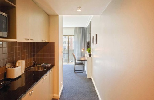 Chinatown Apartamento | Metropolis Queen Studio with Indoor Pool and Balcony